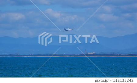 米子空港に着陸態勢の旅客機と弓ヶ浜2（8月） 118135242