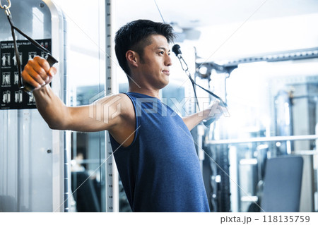 スポーツジム　トレーニングジム　男性　筋トレ　運動 118135759