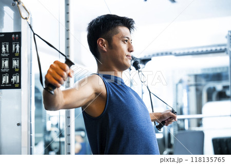 スポーツジム　トレーニングジム　男性　筋トレ　運動 118135765