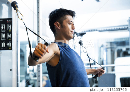 スポーツジム　トレーニングジム　男性　筋トレ　運動 118135766