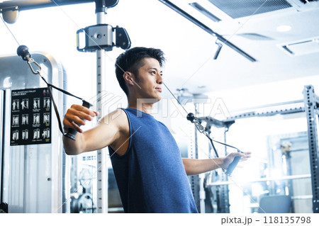 スポーツジム　トレーニングジム　男性　筋トレ　運動 118135798
