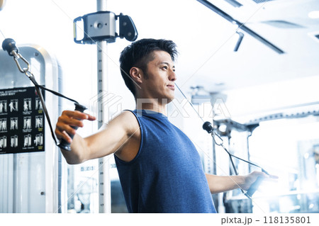 スポーツジム トレーニングジム 男性 筋トレ 運動 スポーツジム トレーニングジム 男性 筋トレ 運動 118135801