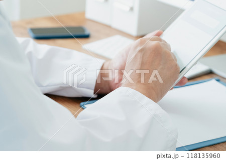 医療DXを活用する医師 医療DXを活用する医師 118135960