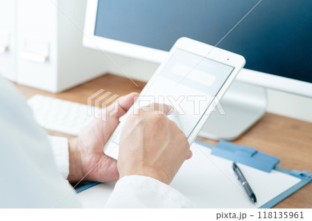 医療DXを活用する医師 118135961