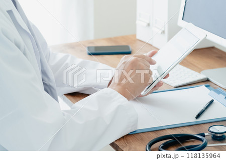 医療DXを活用する医師 118135964