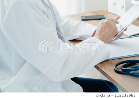医療DXを活用する医師 118135965