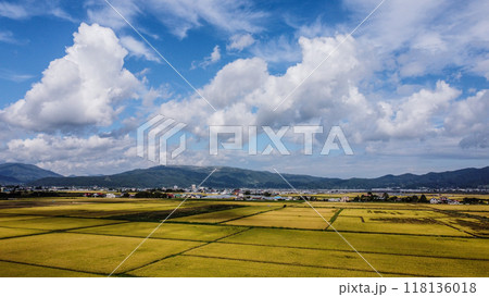 秋の田んぼと秋空 118136018