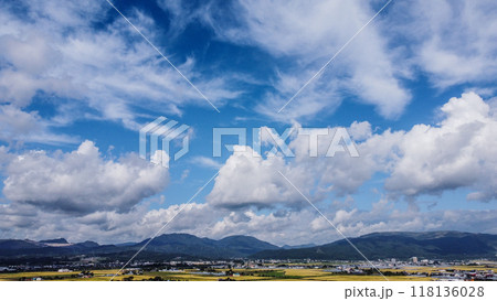 秋の田んぼと秋空 118136028