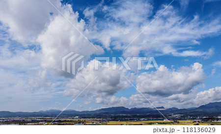 秋の田んぼと秋空 118136029