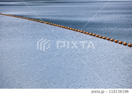 ダム湖の水上フェンス　奥多摩湖8月 118136196