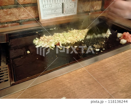 たまとやのもんじゃの焼いてるところ 118136244