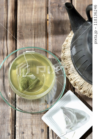 三角ティーバッグで淹れたホット緑茶と鉄瓶 三角ティーバッグで淹れたホット緑茶と鉄瓶 118136246