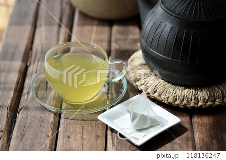 三角ティーバッグで淹れたホット緑茶と鉄瓶 三角ティーバッグで淹れたホット緑茶と鉄瓶 118136247