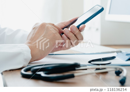 スマホを持つ医師 118136254