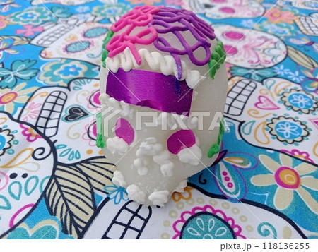 ガイコツ柄の布の上にガイコツの飾り1個（メキシコ、死者の日） 118136255