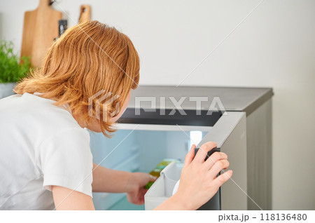 冷蔵庫を開ける女性　家事　生活　暮らし　 118136480