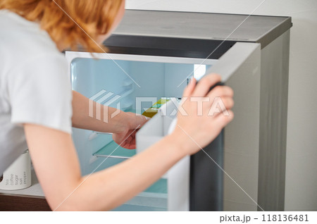 冷蔵庫を開ける女性　家事　生活　暮らし　 118136481