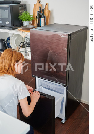 冷蔵庫を開ける女性　家事　生活　暮らし　 118136489