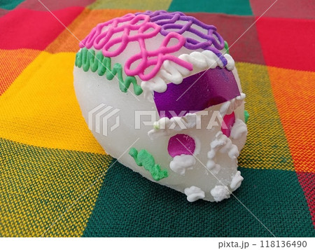 「メキシコの死者の日」メキシコのカラフルな布の上に砂糖製のガイコツ1個 「メキシコの死者の日」メキシコのカラフルな布の上に砂糖製のガイコツ1個 118136490