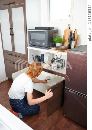 食器棚をあける女性　主婦　家事　料理　片付け 118136534