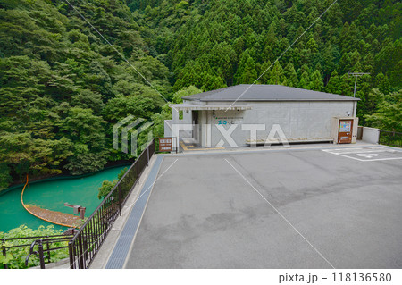 白丸調整池に隣接する再生可能エネルギーPR館「エコっと白丸」全景 118136580