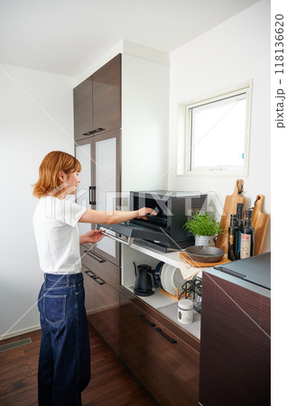 電子レンジを操作する女性　料理　 118136620