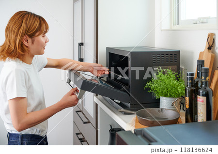 電子レンジを操作する女性 料理 電子レンジを操作する女性 料理 118136624