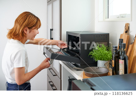 電子レンジを操作する女性 料理 電子レンジを操作する女性 料理 118136625