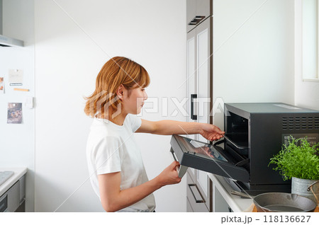 電子レンジを操作する女性 料理 電子レンジを操作する女性 料理 118136627