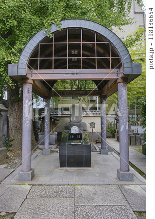 江戸のヒーロー・鼠小僧次郎吉の墓(両国回向院) 江戸のヒーロー・鼠小僧次郎吉の墓(両国回向院) 118136654