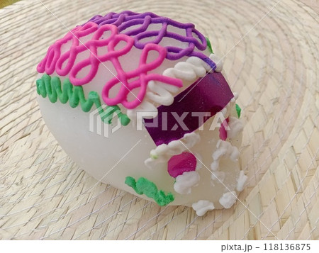 メキシコ工芸品ランチョンマットに乗せたさお飾りガイコツ1個（メキシコ、死者の日） 118136875