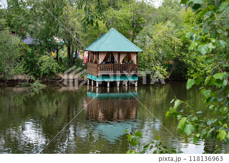 View of a turquoise bay, trees and residential houses in the 118136963