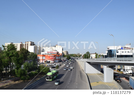 ウズベキスタン タシュケント市内の道路 118137279