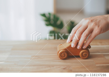 木製の車と人の手 118137286