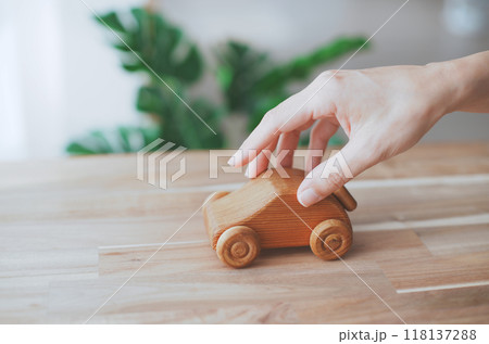 木製の車と人の手 木製の車と人の手 118137288