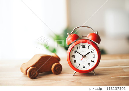 木製の車と目覚まし時計 118137301