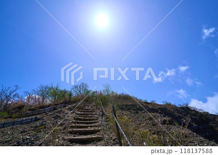 春の神奈川県秦野市丹沢の烏尾山から三ノ塔に向かう表尾根から三ノ塔地蔵を見上げる 118137588