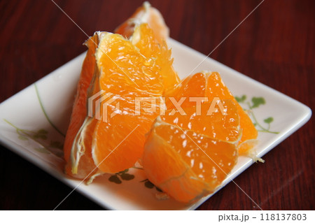 カットして皿に盛った柑橘 甘平 カットして皿に盛った柑橘 甘平 118137803
