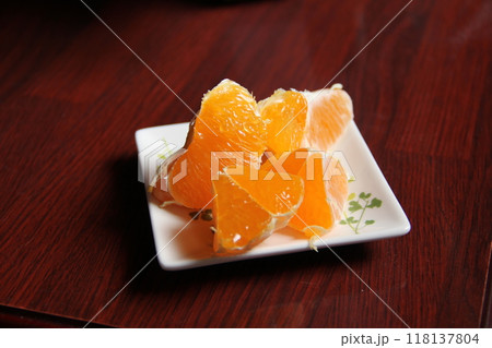 カットして皿に盛った柑橘 甘平 カットして皿に盛った柑橘 甘平 118137804