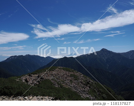 仙丈ヶ岳山頂から眺めた富士山、北岳、鳳凰山 118137827