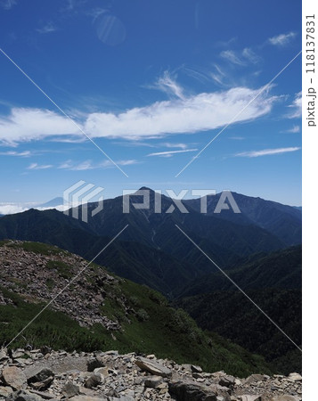 富士山と白峰三山（北岳、間ノ岳、農鳥岳） 118137831