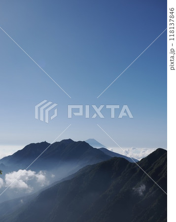 鳳凰山と富士山と雲海 118137846