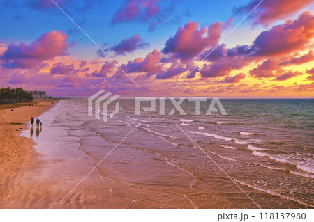 ムトラ周辺の美しいビーチの夕景 118137980