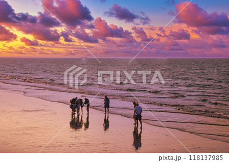 ムトラ周辺の美しいビーチの夕景 118137985