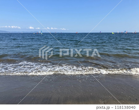 夏の終わりの海とサーファー 夏の終わりの海とサーファー 118138040