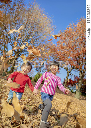 紅葉の公園で遊ぶ姉と弟 118138262