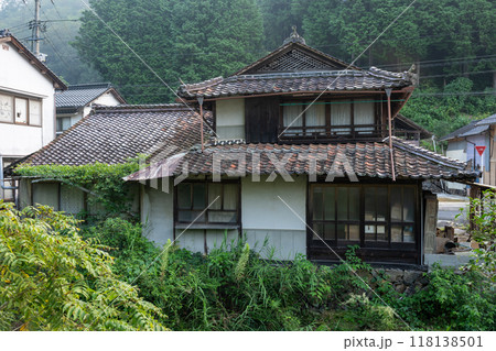 日本の鳥取県の古くてとても美しい民家 日本の鳥取県の古くてとても美しい民家 118138501
