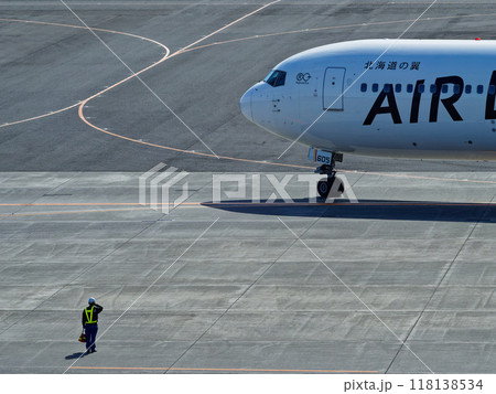 飛行機のお見送り 118138534