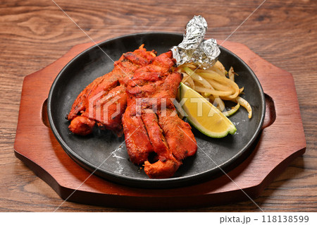 注）湯気は合成です。タンドリーチキン、インド料理、骨付き鶏肉スパイス焼き 118138599