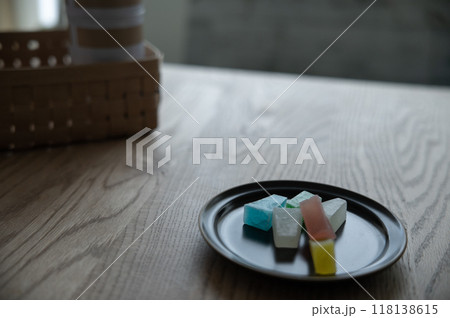 テーブルの上の琥珀糖 118138615